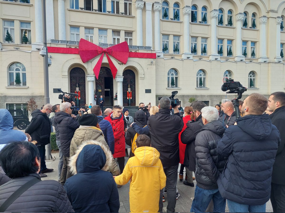 Roditelji traže svoja prava ispred Gradske uprave.
Oko 5000 korisnika u Banjaluci prima tuđu njegu, koja im kasni već dva mjeseca, dok prevoz kasni četiri mjeseca. <a href="/unatvbih/">UNA TV BiH</a> <a href="/banjaluka/">sanel dzanic</a>