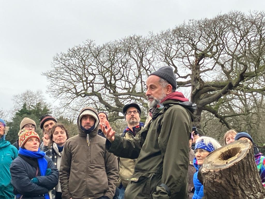 New Year’s Day talk ⁦@brucecastlepark⁩ with ⁦@TottenhamTrees⁩. Discussing how to read old tree landscapes by recording their fungi & beetles. Decaying wood associated species are hard to find & ID but they are the hidden key to unlocking the secrets of #WoodPasture.