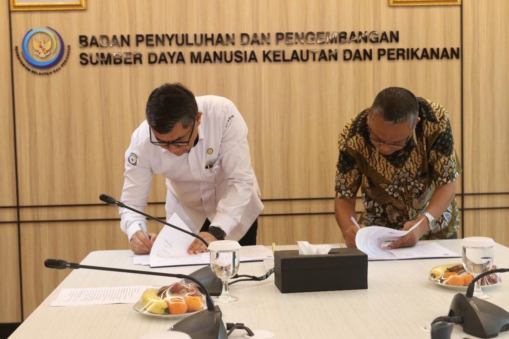 bppsdm_kp's tweet photo. #SobatBahari, Kepala #BPPSDMKP @in_radiarta bersama Dir PT. Pudji Lestari tandatangani Perjanjian Kerja Sama antara BPPSDMKP dgn PT. Pudji Lestari terkait Pengembangan #SDMKP, di Jakarta, (3/1). Turut dihadiri Ses #BRSDM @AlekRudi serta perwakilan @pusdikkp
#2024KKPBeyond https://t.co/P3UiBFyyA4