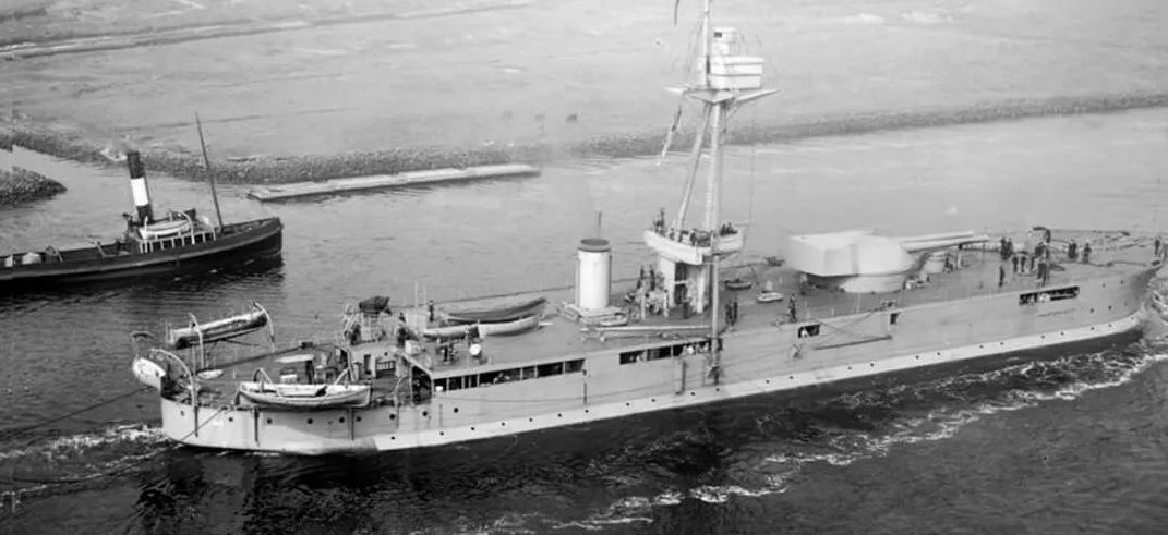 For no good reason, a lovely aerial photo of the monitor HMS Raglan (1915) showing how odd yet simple this class of ship looked, and showing off her pair of 14in guns. She was sunk in 1918. #NavalHistory