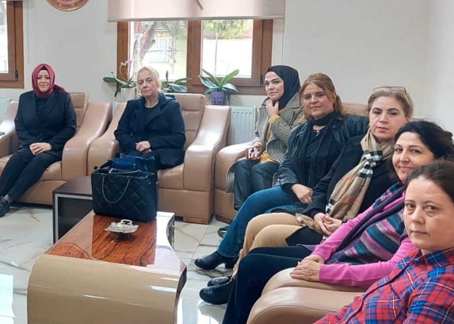 akkadin_manisa's tweet photo. 📍Gölmarmara 

İl Kadın Kolları Başkanımız Ebru Kalfa Kaplan, Gölmarmara Kadın Kolları Başkanımız Aysun Yıldırım ve İlçe Koordinatörlerimiz ile #AKKadınlarımızla biraraya gelip istişare ve değerlendirmelerde bulunduk.
#HepYeniHepİleri
#DurmakYokYolaDevam https://t.co/GVTjCwkHx2