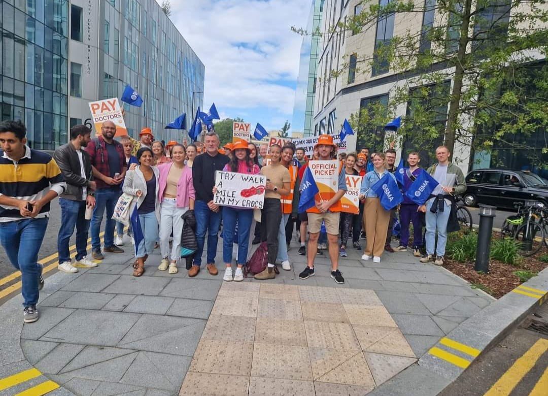 IanByrneMP's tweet photo. Full solidarity with #JuniorDoctors striking for the very future of their profession and our precious NHS. 
Their fight is our fight✊
@TheBMA 
#JuniorDoctorsStrike 
#PayRestoration https://t.co/AqW5WbodEZ