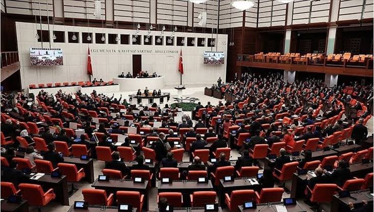 MilliGrsz's tweet photo. Asgari ücretin 17.002 ₺ olduğu Türkiye'de. Hem emekli hem de vekil maaşı alan milletvekillerinin maaşı 230.000 ₺ oldu. https://t.co/dQeKFhOFbd