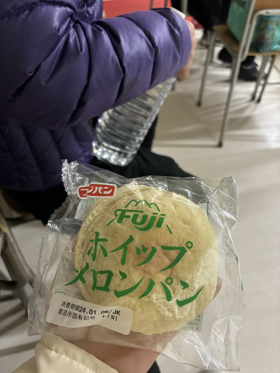 i_meeeen's tweet photo. 今日の夜ご飯はGETできました！！
2人にひとつの水とパンです
大事に食べます！
 #令和6年能登半島地震  #津波  #地震  #被害  #緊急支援募金  #拡散希望 https://t.co/k7p7YCef5c