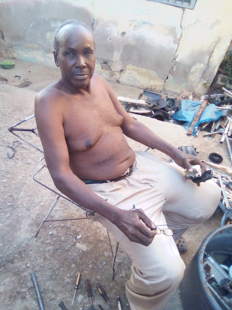 Este 31 de diciembre murió de un infarto Douglas Faneite, quien fue operador de plantas en la refinería Cardón, murió el negro Douglas, mi amigo, mi compañero de liceo ,  entramos juntos a PDVSA hace 40 años, y Douglas esperando le devolvieran su plata de prestaciones sociales y