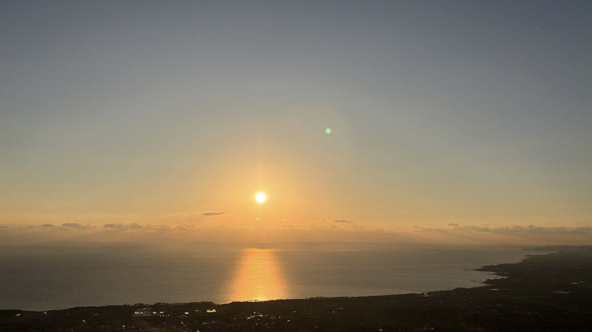 kaorvlvs's tweet photo. #sunset #firstsunsetoftheyear 
2024年三ヶ日の中日、今年初の夕陽
#大野岳　
#大野岳きらり展望台
#薩南海岸県立自然公園 https://t.co/jXCfTxHzEF
