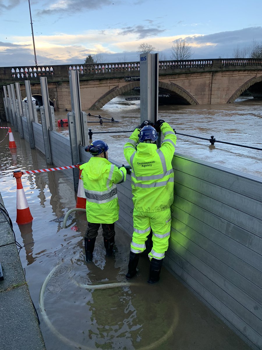 The <a href="/EnvAgencyMids/">Environment Agency Midlands</a> field team are adding slats to raise the levels of #Severnside demountable barrier in #Bewwdley today <a href="/WorcsTravel/">Worcs County Council Highways & Travel</a> <a href="/WyreForestDC/">Wyre Forest DC</a>