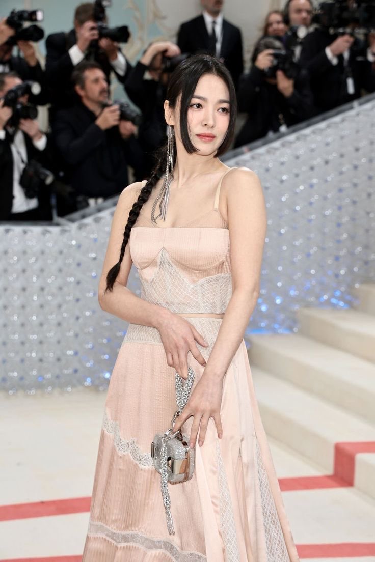 brillerfilms's tweet photo. song hye kyo in fendi ss23 at the met gala, she’s insanely gorgeous. https://t.co/Fm50kXy2KS
