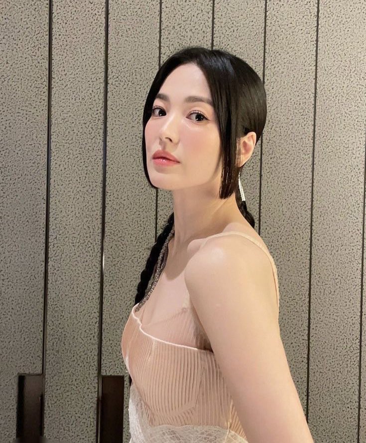 brillerfilms's tweet photo. song hye kyo in fendi ss23 at the met gala, she’s insanely gorgeous. https://t.co/Fm50kXy2KS