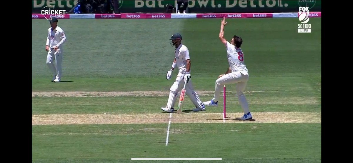 PSLMemesWalay's tweet photo. Checking no ball on Shan’s dismissal.. But wait.. What?? Shan is at the non striker end too! 🤔 https://t.co/xwzEtMqI9H