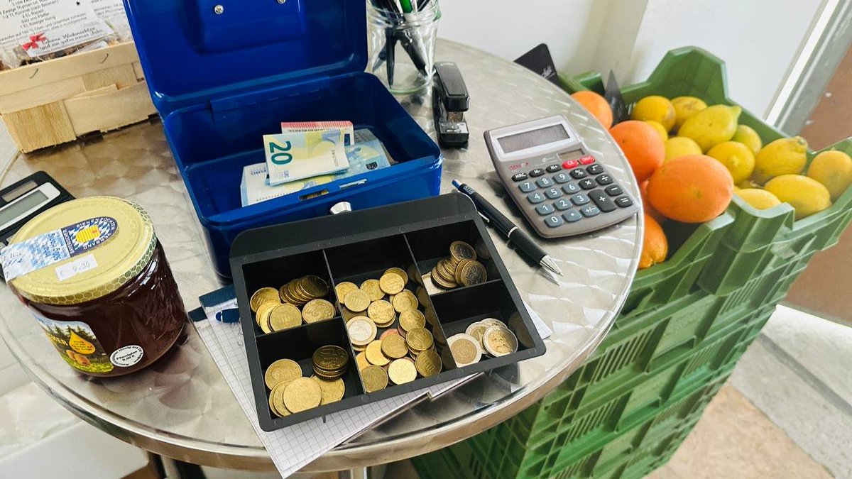 Магазин самообслуживания в баварской деревне, где мы покупаем яйца и мёд. Всё на доверии, люди до 11 января в отпуске