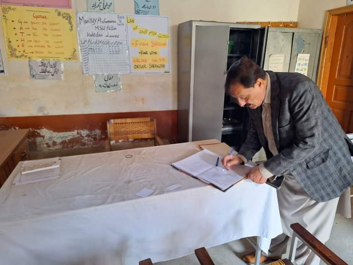 DCLowerKohistan's tweet photo. ڈپٹی کمشنر کوہستان لوئر بشیر احمد صاحب نے ڈسٹرکٹ پاپولیشن ویلفئیر آفس کوہستان لوئرکا اچانک دورہ کیا۔ مختلف بلاکس کا معائنہ کیا گیا اور تمام سٹاف کی حاضری چیک کی گئی۔ https://t.co/mFmuilQci0