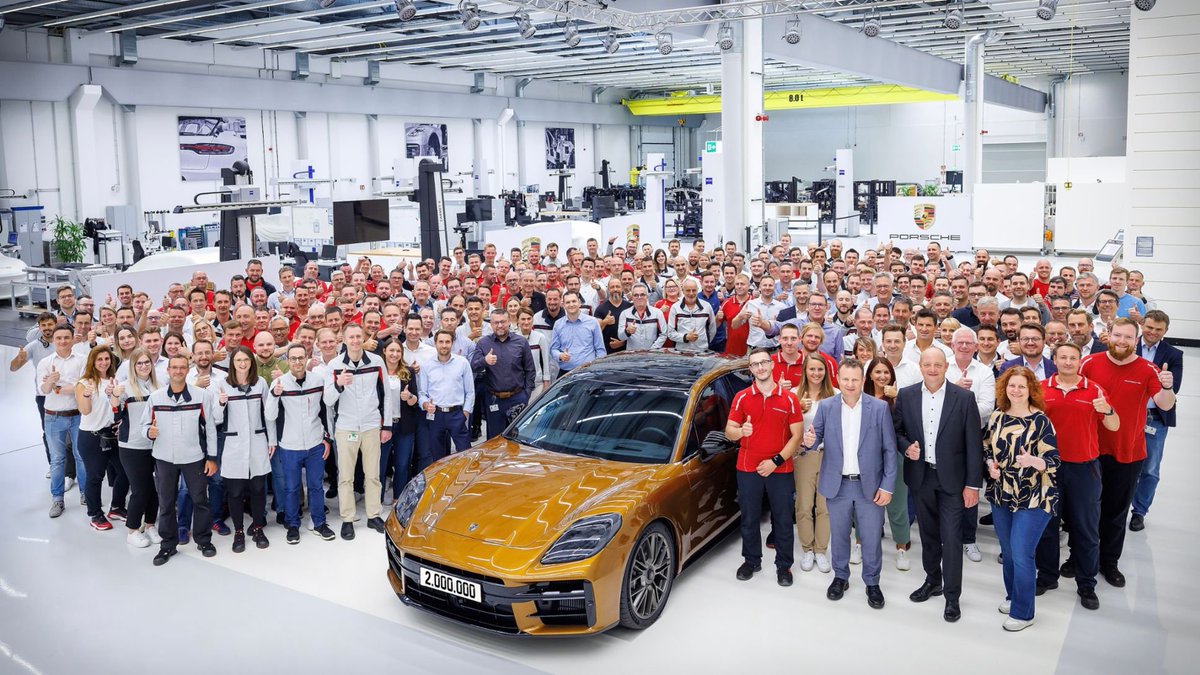 Los empleados de la planta de Porsche en Sajonia celebran un hito especial en la producción, a comienzos de diciembre salió de la línea el Porsche número dos millones fabricado en Leipzig, un Panamera Turbo E-Hybrid de color oro Madeira metalizado.

#Porsche #PorschePanamera