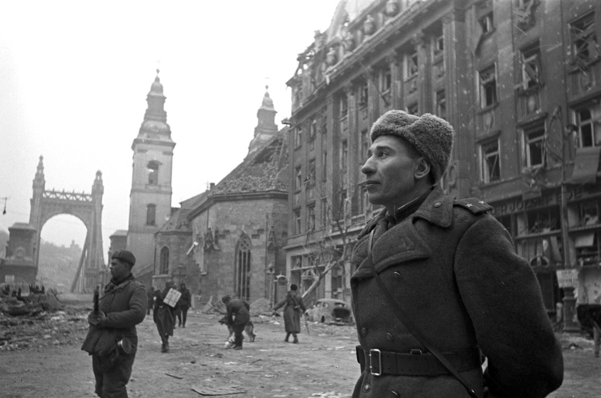 🇭🇺79 years ago, Allied and Axis forces were involved in the Siege of Budapest.

Lasting from late 1944 to early 1945, the siege resulted in a strategic victory for the Soviet troops.

📷 Soviet troops inside the city, January 1945.
© Wikimedia Commons