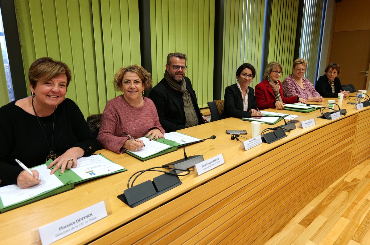 cafisere's tweet photo. ✍️Signature de la convention territoriale globale entre la ville @Echirolles38, le CCAS d'Echirolles, @CDIsere et @cafisere : une convention de coopération et de partenariat politique, davantage de complémentarités, de compréhension et de visibilité sur nos valeurs et nos actions https://t.co/ukyjPLaNmX