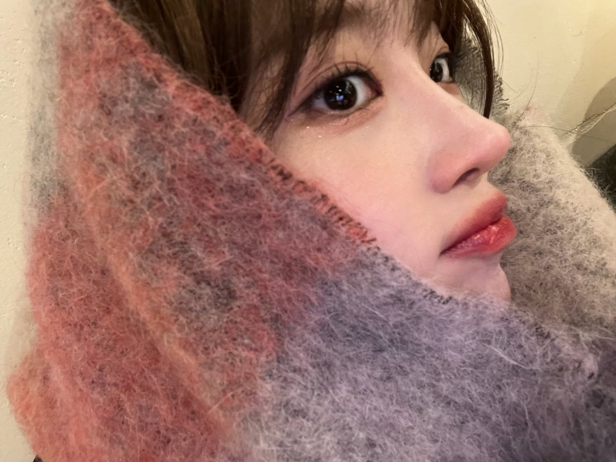 EVERGLOW_twt's tweet photo. [#시현] 따뜻하게 입고다녀 다들🥱 ♡ https://t.co/a6YFJYJuJH