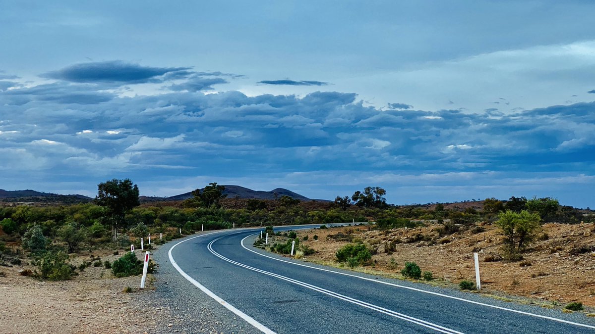 這是銀城公路北段，從新州遠西地區的斷山市通往北部邊陲小鎮蒂布巴拉，全程基本都在荒漠中。#NSW #BrokenHill #Tibooburra #SilverCityHighway #Outback #OutbackNSW #DuskView