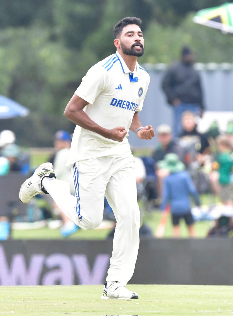 Siraj weaving magic at Newlands! Impeccable length and a spellbinding display of seam bowling!

#SAvIND