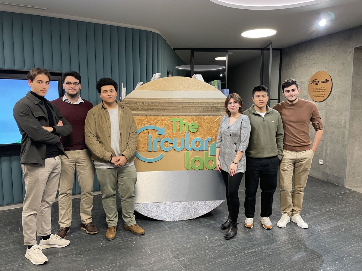 TheCircularLab's tweet image. 💡 La IX edición de los #CircularTalentLab llegó la semana pasada a su fin con la presentación del proyecto desarrollado por parte de los participantes:  

Una aplicación para conectar y coordinar a proveedores de envases y pequeños comercios. 

¡Enhorabuena a todo el equipo!