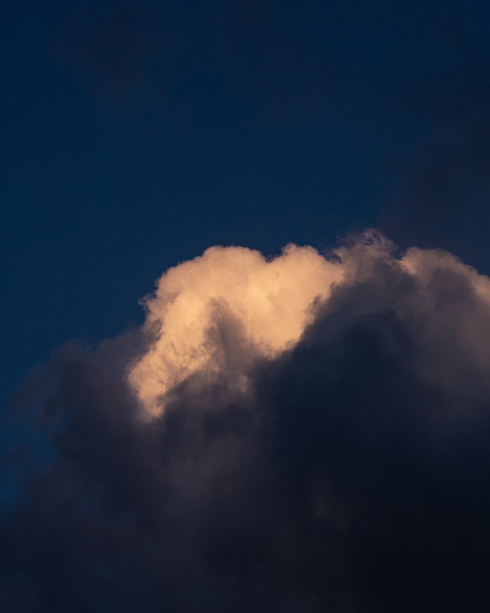 _Abubkr10's tweet photo. For the love of clouds ☁️🤍 https://t.co/H2XqoORfFW