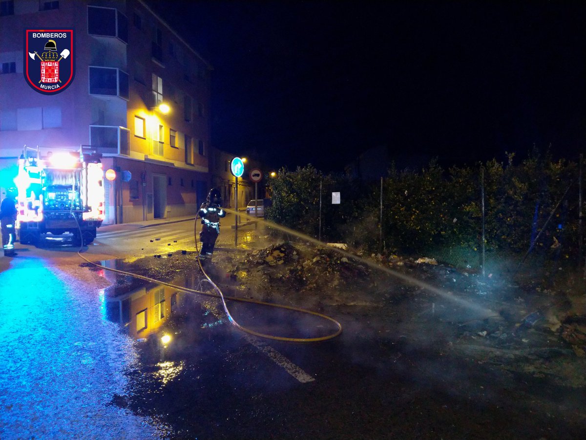 BomberosMurcia's tweet photo. 05:00
Incendio de contenedores en #Alquerias.
✅ Solo daños materiales https://t.co/6cn0u2uIWa