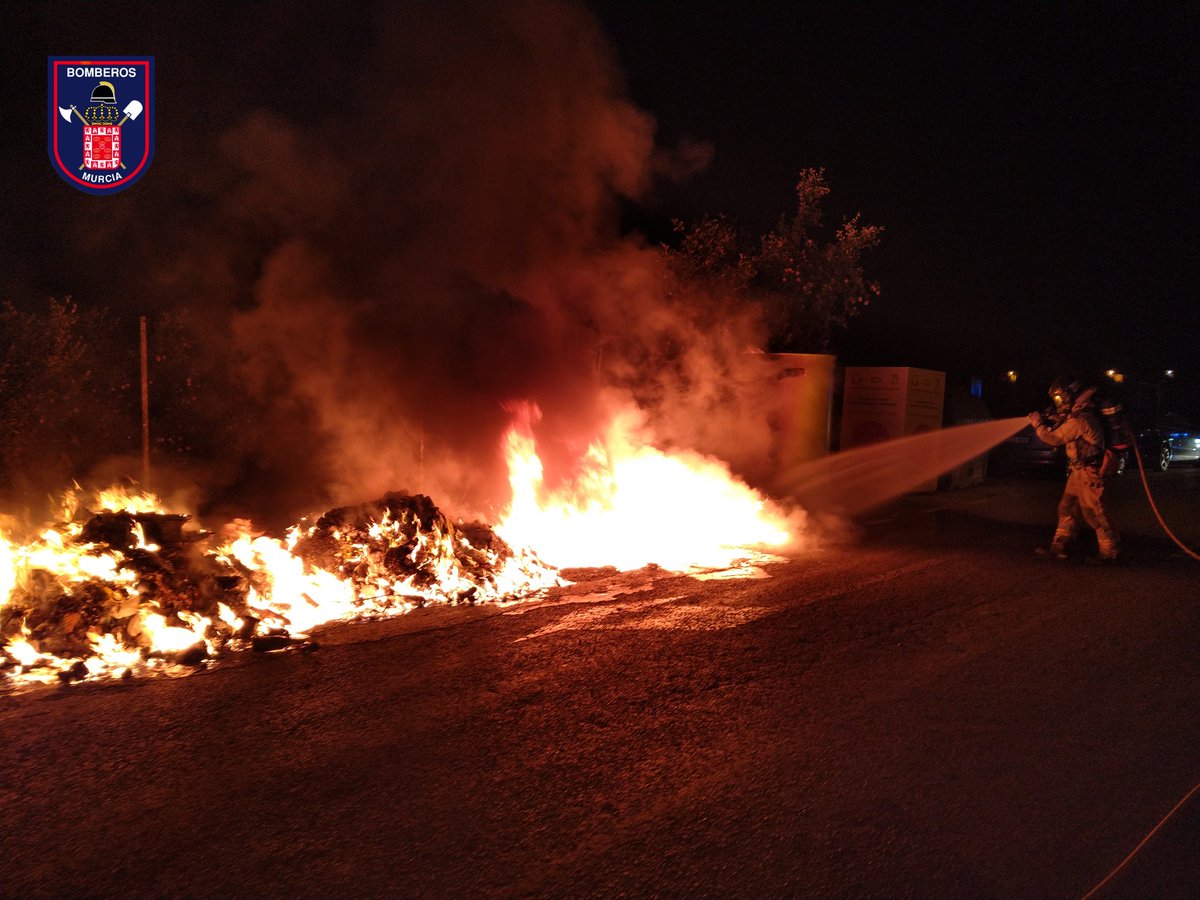 BomberosMurcia's tweet photo. 05:00
Incendio de contenedores en #Alquerias.
✅ Solo daños materiales https://t.co/6cn0u2uIWa