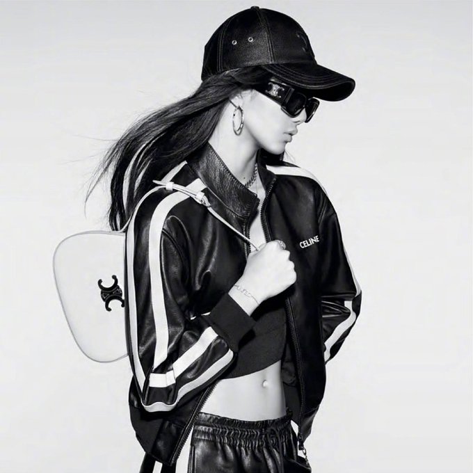 #Lisa looks gorgeous in latest photoshoot for #Celine!👏📸✨💫🌟🔥👑💛
📸 Hedi Slimane ​​​
#LISAXCELINE
#CELINEBYHEDISLIMANE
<a href="/BLACKPINK/">BLACKPINKOFFICIAL</a> #BLACKPINK