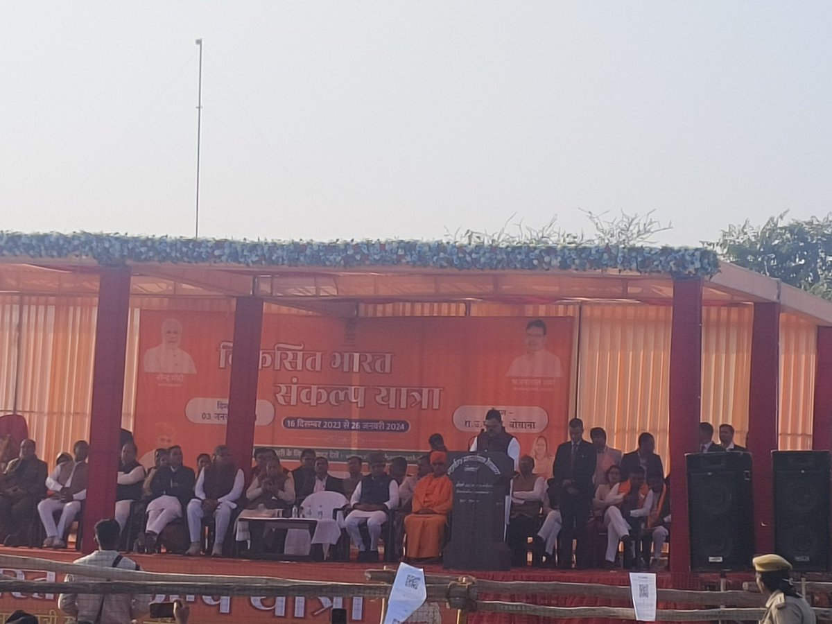 AnuragRanwa's tweet image. जल्दीबाजी में 
लेकिन हमारा कंप्यूटर अनुदेशक की वेतन विसंगति की मुख्यमंत्री जी तक ज्ञापन पहुंचा दिया है RAJCMO जरूर संज्ञान में लेंगे  
मिलने तो नही दिया लेकिन सेकेट्री साहब ने बोला की बात पहुंचा दी जाएगी @RajGovOfficial  @huddatunil  @computer_pro_ @kailash5533  @rohitwaliya17