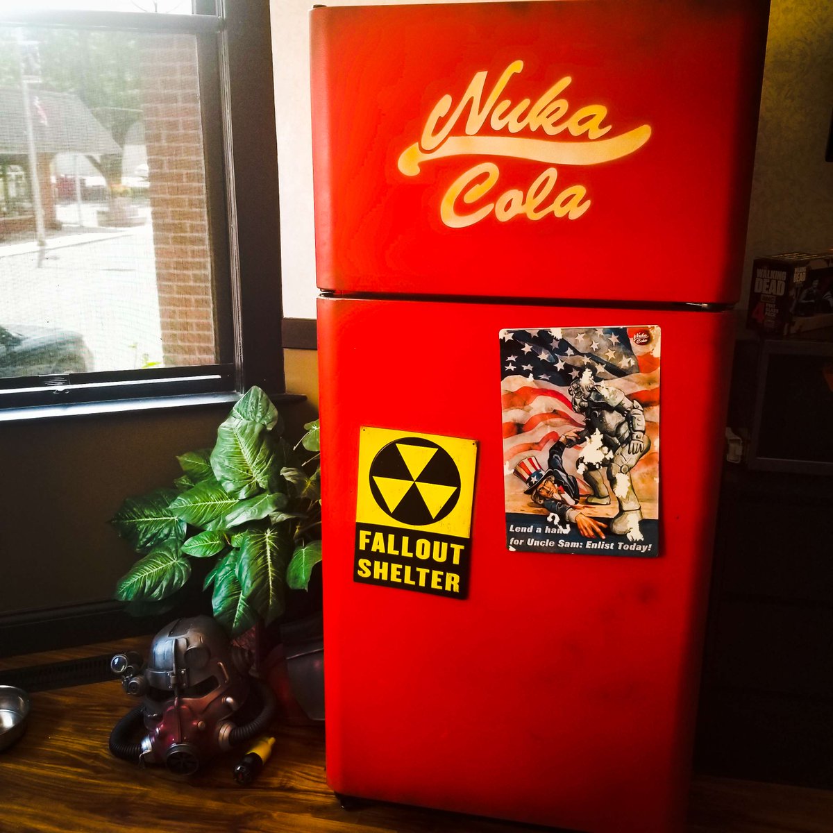 bethesda_it's tweet photo. Il frigorifero perfetto per mantenere ghiacciata la tua Nuka Cola!

Realizzato da No Apologies Workshop [IG: @noapologiesworkshop Twit: @NoApologiesWork] #FalloutFanArtFriday https://t.co/kgD1YwE3aW
