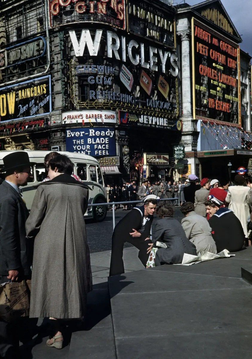 A Kodachrome  photo of Piccadilly Circus, London, in 1953. #kodachrome #the50s #thefifties #piccadillycircus #oldlondon