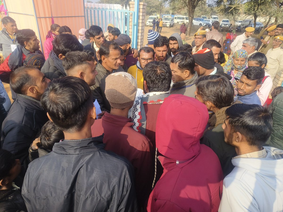 AnuragRanwa's tweet image. जल्दीबाजी में 
लेकिन हमारा कंप्यूटर अनुदेशक की वेतन विसंगति की मुख्यमंत्री जी तक ज्ञापन पहुंचा दिया है RAJCMO जरूर संज्ञान में लेंगे  
मिलने तो नही दिया लेकिन सेकेट्री साहब ने बोला की बात पहुंचा दी जाएगी @RajGovOfficial  @huddatunil  @computer_pro_ @kailash5533  @rohitwaliya17