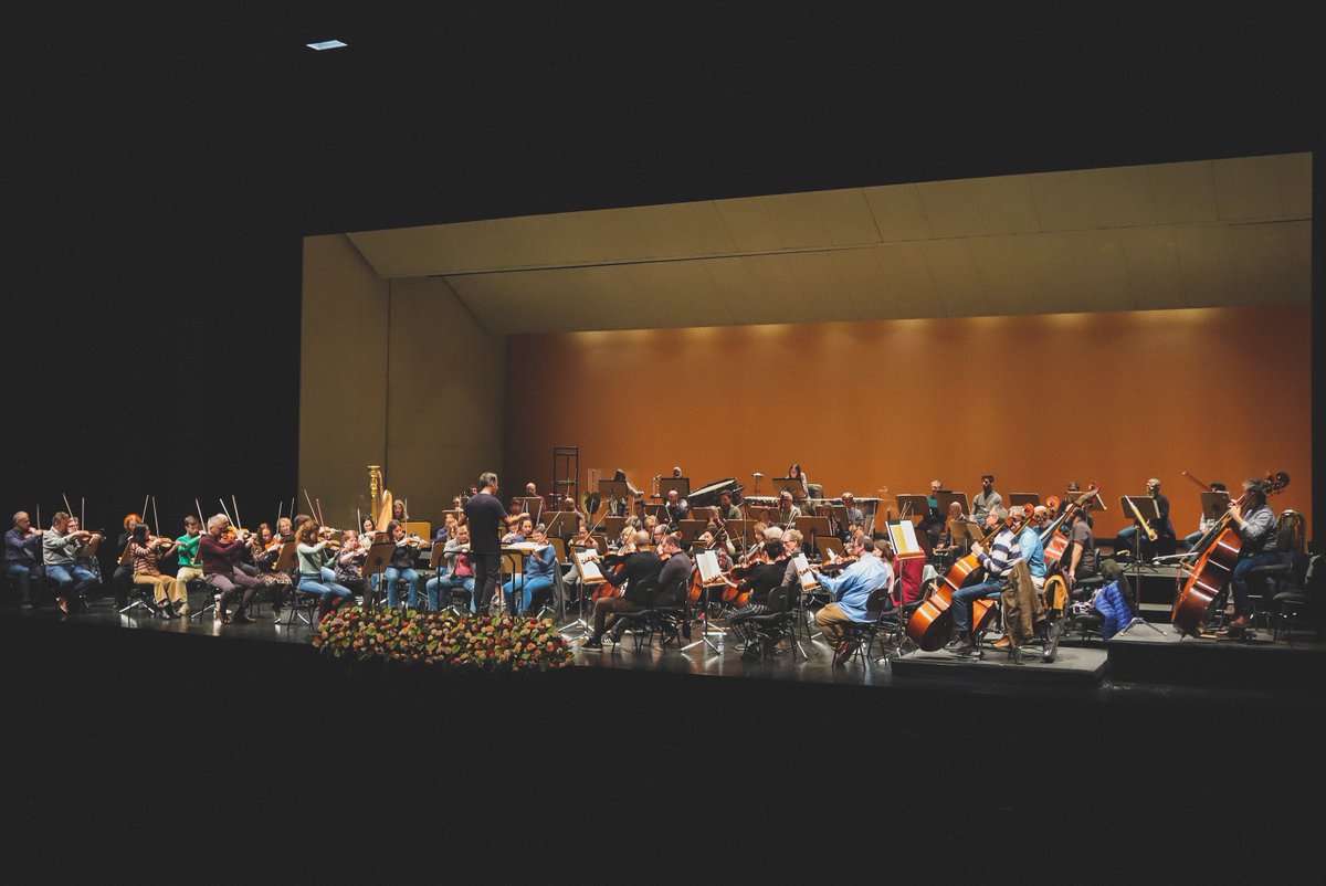 🎶Esta tarde tendrá lugar la primera de las dos funciones  de nuestro concierto de Año Nuevo y al igual que ocurrió en nuestros connciertos de Navidad, volvemos a colgar el cartel de no hay entradas llenando así el <a href="/Maestranza/">Maestranza</a> por tercera vez consecutiva.

📸 <a href="/MarinaCasanova8/">Marina</a>