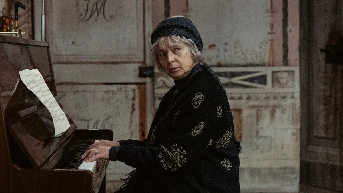 Rodolfo Sacchettini ci parla de "La chimera" di @alicerohrwacher, un film capace di creare sovrapposizioni inconsuete e indispensabili tra passato e presente: «quel che sembrava lontano improvvisamente ci rivela qualcosa di oggi».
gliasinirivista.org/realta-miti-e-…