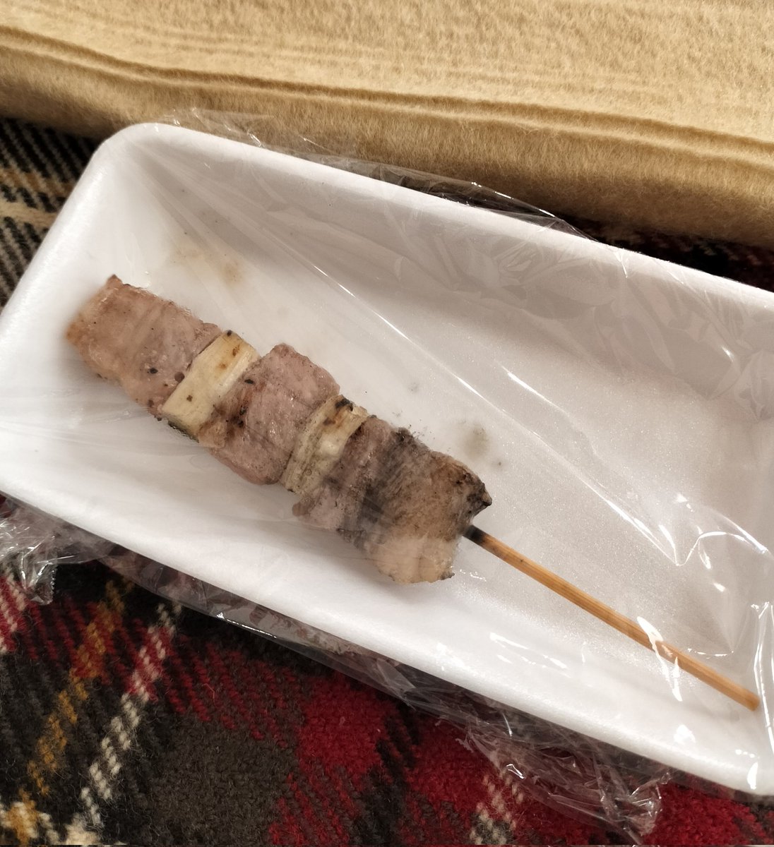 nishimura_piano's tweet photo. 【本日の避難所(七尾の一箇所)】

◻昼ご飯
・おにぎり1人1個
・お水1人1本

◻夜ご飯
・おにぎり or パン(1人1個)
・カップ麺1個
・焼き鳥1人1本(近隣の焼き鳥屋さんの差し入れ)

───────────

昨日の「おにぎり2人で1個」からかなりグレードアップ。

特に焼き鳥屋さんからの差し入れは本当に有り難くて、焼き鳥1本にこんな感動したのはさすがに人生で初めて。

ゆっくり味わって頂きました。
本当に本当に美味しかった。

そして行政からの物資も有志の方からの差し入れも、目に見えて加速してきました。

食料だけでなく、カイロや生理用品やヒートテック等々かなり充実してきました。

ただ、その反面...

相変わらずの硬い床生活。生活水が使えない状況。余震がバンバン来る(さっきも揺れた)。

疲弊は確実に進んでいて、言葉を選ばす言うと「イラつきやすくなってる」人が増えてきた印象。
(特におじいちゃんとか)

そこを数日前までは見知らぬ者同士だった人たちでケアしあいながら、またボランティアの職員さんが場内アナウンスでちょいちょい小ボケを挟んだりするので、比較的いい空気でやっています。
(たまに大喧嘩起きたりするけどね)

避難所3日目の夜。

生活環境は相変わらずですが、「物資の量は目に見えて増えた」というのはかなり安心要素です。

以上、避難所からでした。