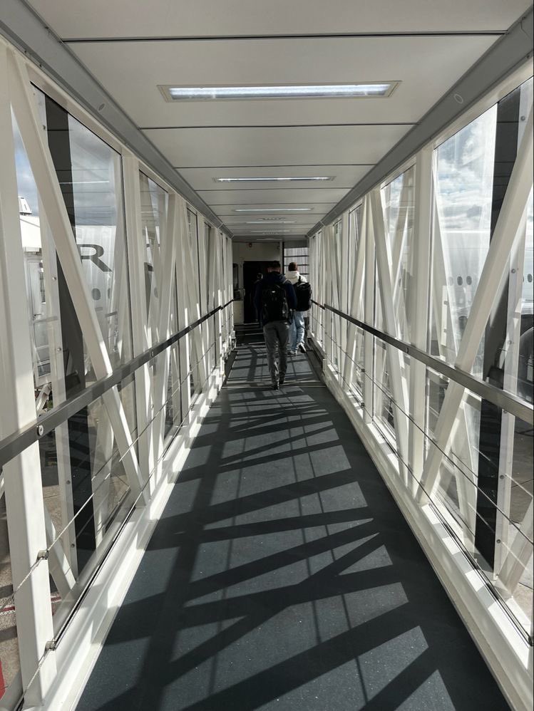 eric__twn's tweet photo. Pour 2024 j’espère traverser ce couloir plusieurs fois https://t.co/hd3u9YMqHz