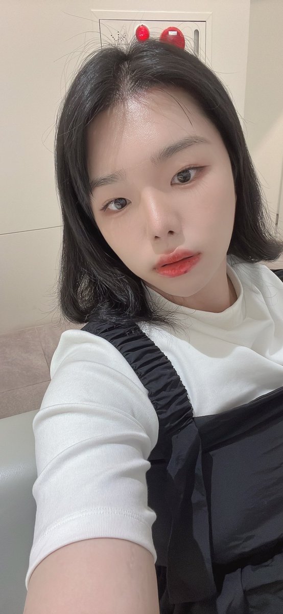 많이 보정했어요,,네 이쁘게 봐주세요😍