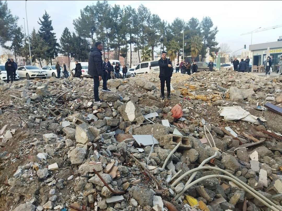 besteao's tweet photo. İsias Otel kumdan yapılmış bir kaleydi!
Çocuklarımızın diri diri gömüldüğü bir mezar oldu!
Sahibi Ahmet Bozkurt iftira diyor; beni çekemeyenler diyor!
Fotoğraflar ortada!
Adaletten ve bilimsel raporların ışığından kaçamayacaksınız!

#isiasortakdavamız 
#isiasolasıkast https://t.co/wfBKe392mC