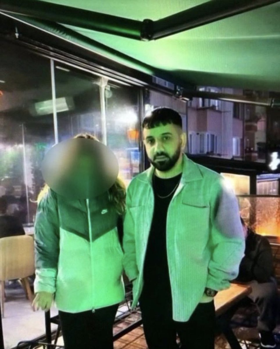 FOTOĞRAFTAKİ ŞAHIS ERCAN D. HER YERDE ARANIYOR! VURDUĞU 17 YAŞINDAKİ MELEK NUR İSE YAŞAM SAVAŞI VERİYOR! 

İstanbul Fatih'te korkunç bir olay yaşandı. Ercan D., yılbaşı gecesi otomobilin içinde, yanındakilere silah doğrultarak, "Seni mi vurayım? Yoksa seni mi?" dediği 17