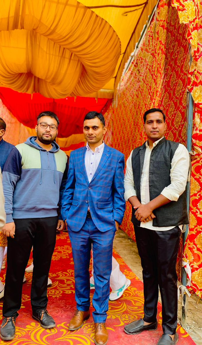 alokkprajapati's tweet image. क्या औक़ात है तुम्हारी? किशोर कान्यवाल को औक़ात बताते है!

ट्रक ड्राइवर के बेटे से IAS तक का सफ़र तय करने वाले 2021 बैच के आईएएस डॉ. पवन प्रजापति जी के पिताजी भी ट्रक ड्राइवर है!

#Driver #Driverstrike #DriversProtest