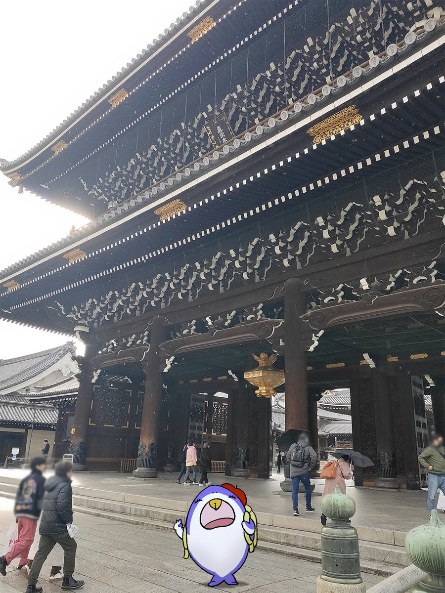 shark_charmy's tweet image. 🦈: あけましておめでとう！皆は紅白見たか？オレは感動して東本願寺まで初もうで行っちゃったぜ！
能舞台は見れなかったけど、今年も漫画が描けるようしっかりお祈りして来たぜ～

😈:あけましておめでとう！しゃーあくもけっこうミーハーなんだね

#東本願寺　#あけおめ