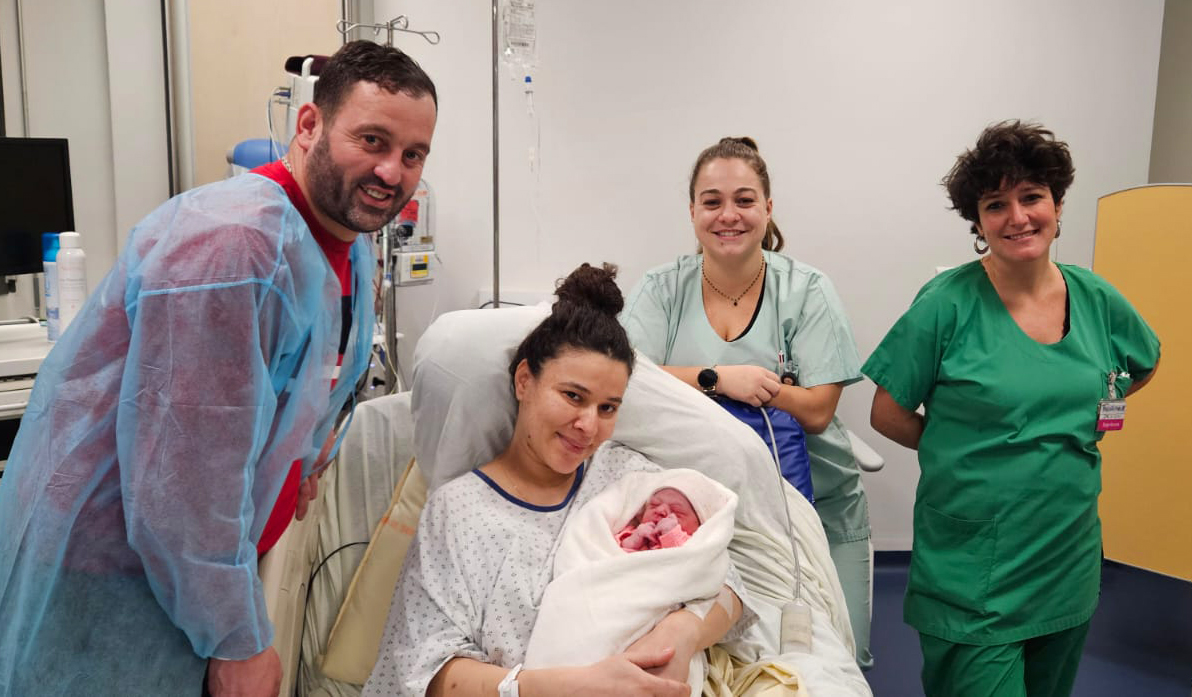👶 Bienvenue à Lina, le premier bébé 2024 de la maternité du CHU de Nantes ! 

Née le 1er janvier à 5h40, elle pèse 3,350 kg, comblant de bonheur Asma et Soufyanne, parents pour la 1re fois 💕. 

Faustine et Océane ont veillé sur son arrivée 🙌.

#Voeux2024