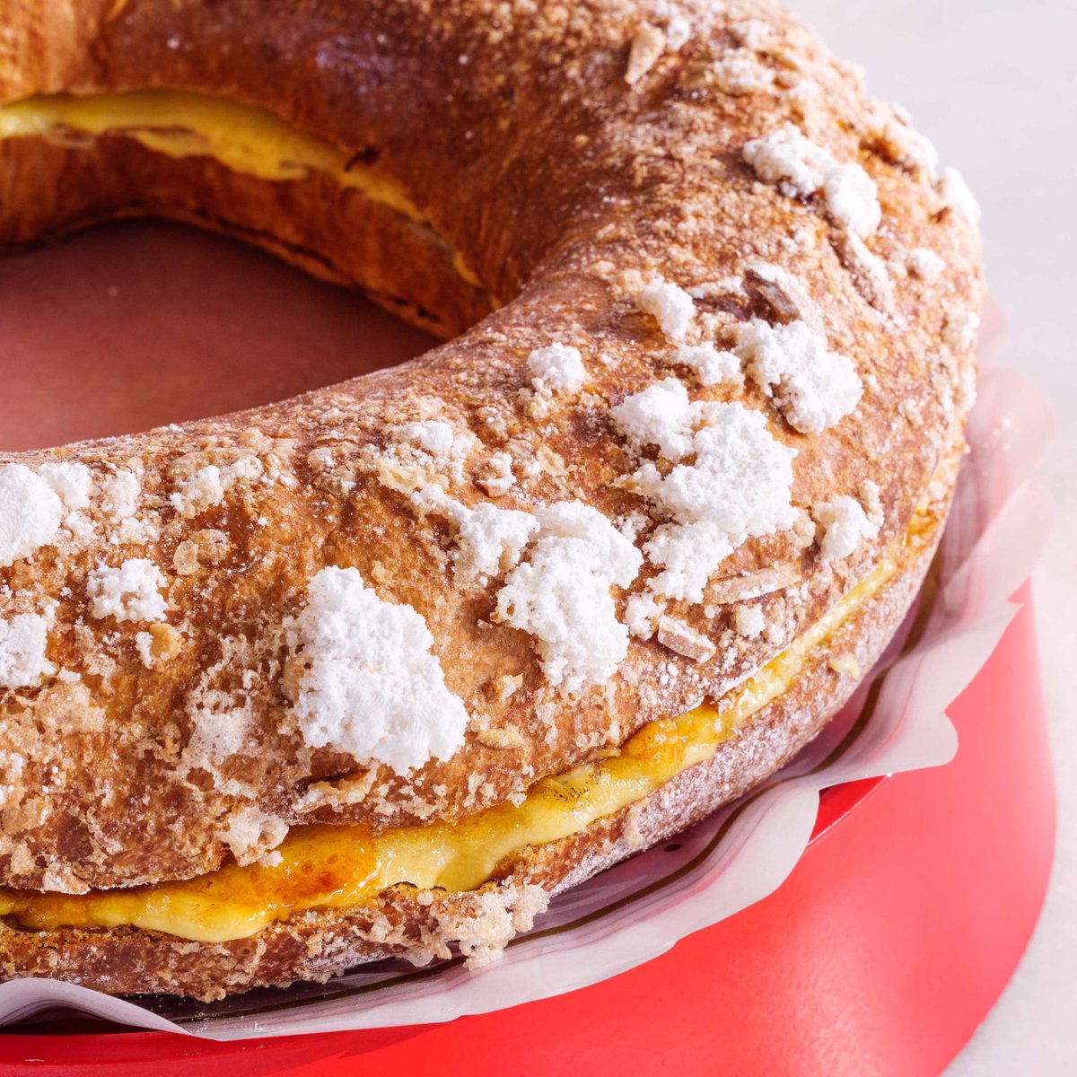 EAlimentacio's tweet photo. 👑👑👑 En nuestro obrador ya huele a roscón de Reyes. No esperes a que llegue el día para reservar el que más te guste porque vuelan!

Los elaboramos de forma artesanal y con productos de primera calidad. Haz tu reserva en cualquiera de nuestros cafés. #RoscóndeReyes https://t.co/LFZDGOGzu3