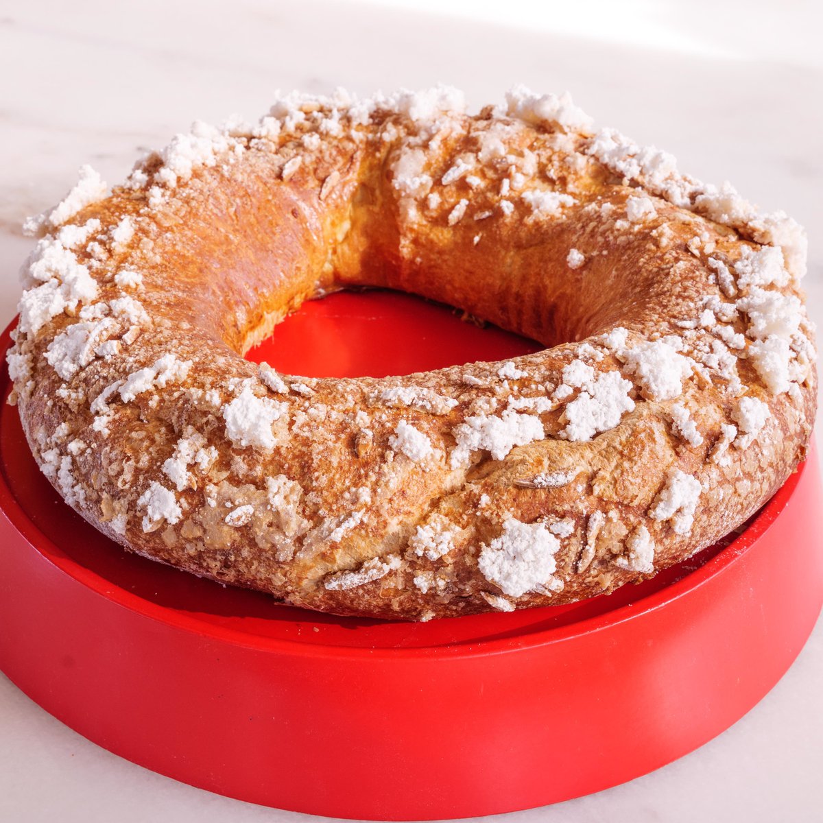 EAlimentacio's tweet photo. 👑👑👑 En nuestro obrador ya huele a roscón de Reyes. No esperes a que llegue el día para reservar el que más te guste porque vuelan!

Los elaboramos de forma artesanal y con productos de primera calidad. Haz tu reserva en cualquiera de nuestros cafés. #RoscóndeReyes https://t.co/LFZDGOGzu3