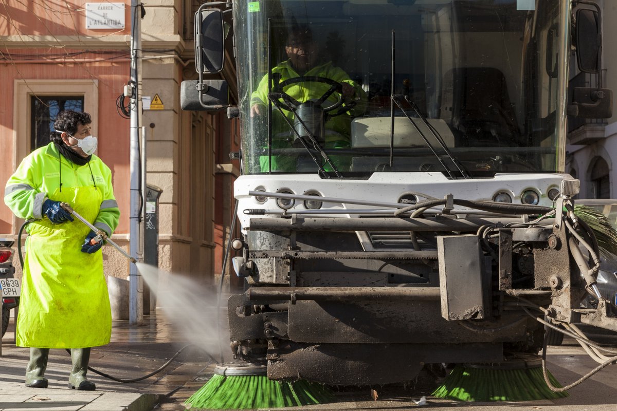 Bcn_SantMarti's tweet photo. Activada la fase de preemergència del Protocol per #BCNSequera.
💦 Els serveis de neteja de #CuidemBCN usen la mínima aigua indispensable, evitant la potable.
🚛 Els equips amb vehicles cisterna (80%) carreguen només aigua freàtica.
ℹ️ Més informació a https://t.co/XIwRY1uri4 https://t.co/lvToySFqBX