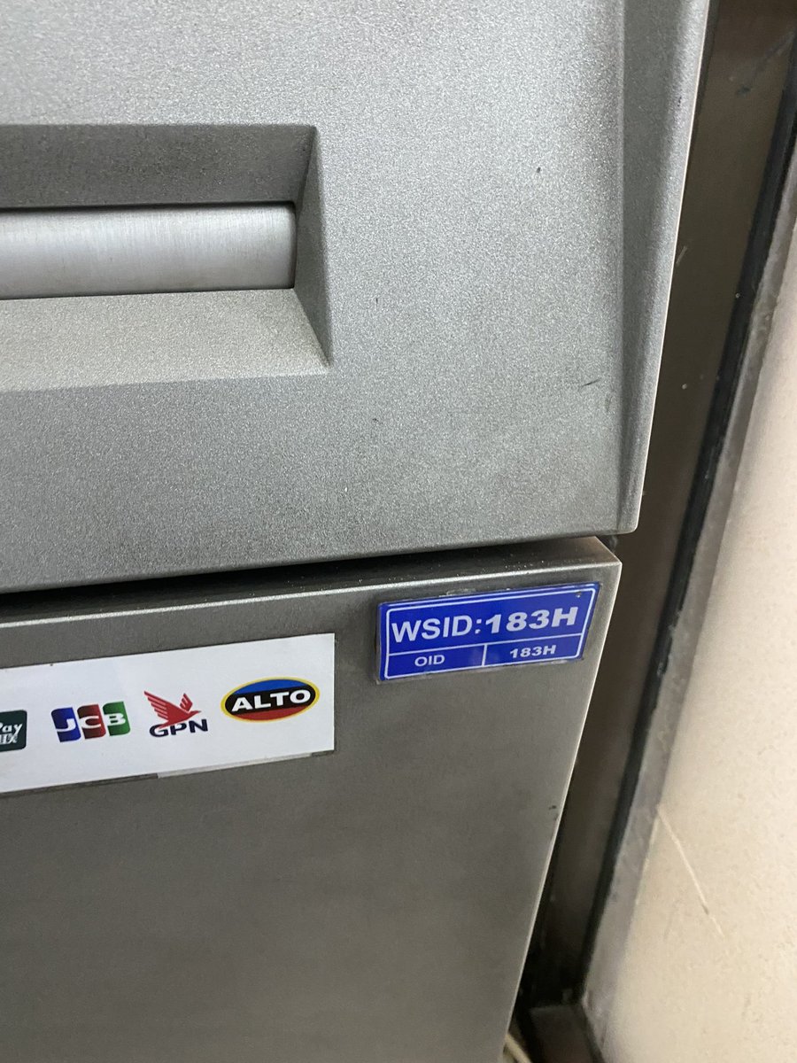 monyoku's tweet photo. Bapak/ibu @HaloBCA ini mesin atm-nya sering error. Saya baru buat kartu debit hari ini, hari ini udah ketelan, belum dipakai. 😭 karena tidak ada notifkiasi kerusakan jadi saya masukan kartu debit belum sempat masukan pin. Baru muncul keterangan error. 😭🙏 https://t.co/TbRpNLX97I