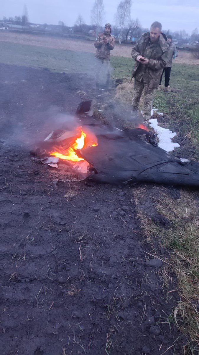 Tavia_Rut's tweet photo. Вночі на 2 січня у період з 00.09 по 04.07  противник наніс удар БпЛА типу «Shahed - 136/131». 
В операційну зону Північного угрупування військ заходило 17 дронів-камікадзе. 
З них мобільними вогневими групами з протиповітряної оборони знищено 7 (сім) БпЛа противника. https://t.co/O7clXrIu2o