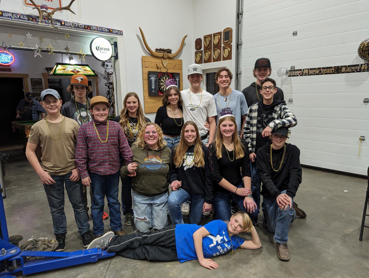 Sarah_Curle's tweet image. #HappyNewYear everyone! Hope you have an incredible 2024 and reach all the goals you have for this year! What are some of your New Year’s resolutions this year? One for me is to stop stretching myself so thin.

#FamilyTime #FriendTime #CheersTo2024

Photo credit to @TinyFeetPhoto