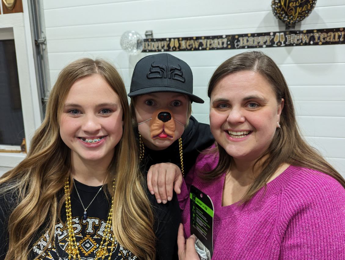 Sarah_Curle's tweet image. #HappyNewYear everyone! Hope you have an incredible 2024 and reach all the goals you have for this year! What are some of your New Year’s resolutions this year? One for me is to stop stretching myself so thin.

#FamilyTime #FriendTime #CheersTo2024

Photo credit to @TinyFeetPhoto