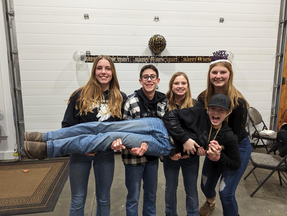 Sarah_Curle's tweet image. #HappyNewYear everyone! Hope you have an incredible 2024 and reach all the goals you have for this year! What are some of your New Year’s resolutions this year? One for me is to stop stretching myself so thin.

#FamilyTime #FriendTime #CheersTo2024

Photo credit to @TinyFeetPhoto