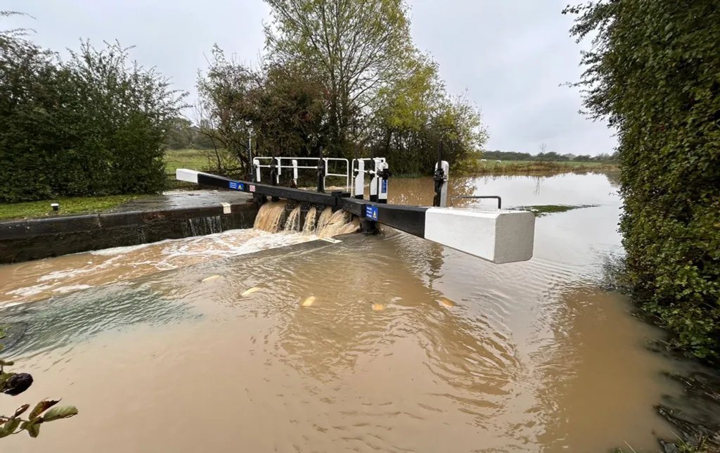 Canal & River Trust East Midlands (@crteastmidlands) on Twitter photo There's a lot of water around following #StormHenk. Please follow our simple advice on how to stay safe around floodwaters.
canalrivertrust.org.uk/support-us/our… There's a lot of water around following #StormHenk. Please follow our simple advice on how to stay safe around floodwaters.
canalrivertrust.org.uk/support-us/our…